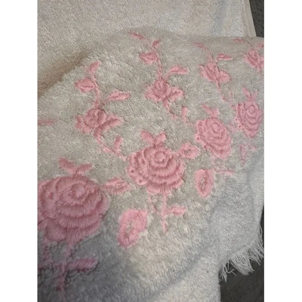 Vintage Dundee White Pink Rose Embroidered Towel Set Fringe Made in USA 2pc